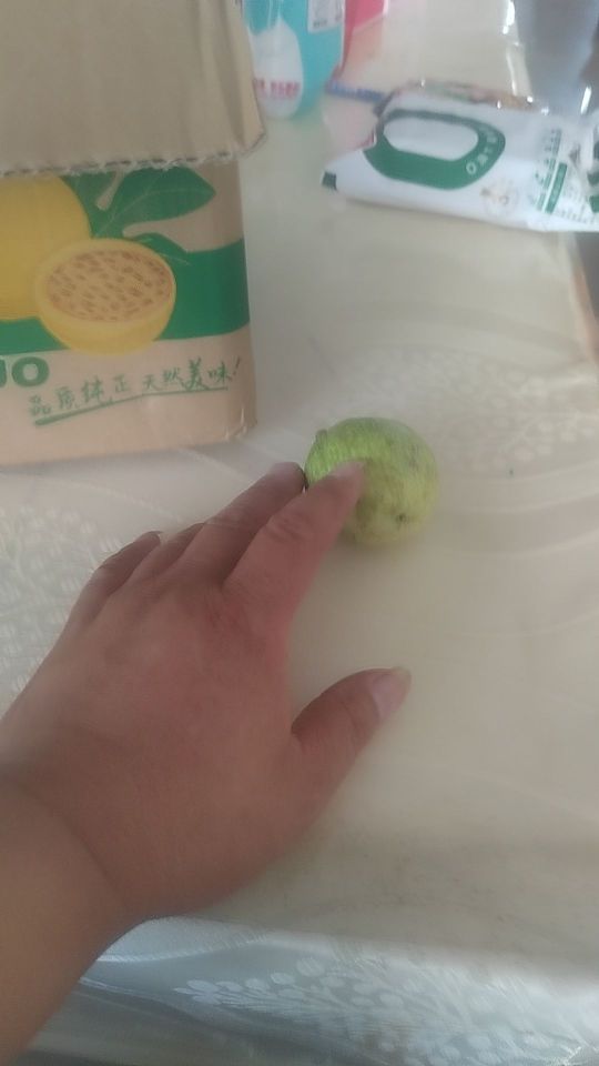 新鲜度:一般般 包装品质:可以 口感味道:酸 商品分量:我下单是大果,给我发的都是小果,就比鸡蛋大一点点#我在抖音买买买