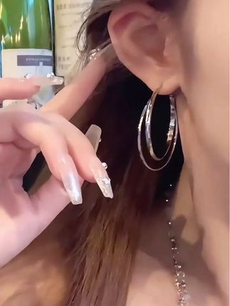 双环大耳圈带来的氛围感誰懂啊!时尚百搭#修饰脸型 简直就是方圆脸的天菜呀!#耳圈 #时尚饰品 #不撞款的饰品合集 #时髦穿搭