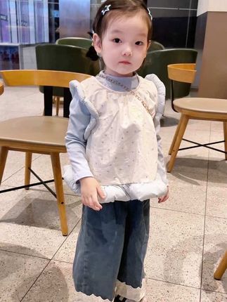 小朋友能有什么烦恼呢 打扮的漂亮 吃的饱饱 玩的开心 就能幸福一整天呀#我的女孩心 #生女儿就是用来打扮的#萌娃穿搭 #骗你生女儿#萌宝穿搭#萌宝穿搭