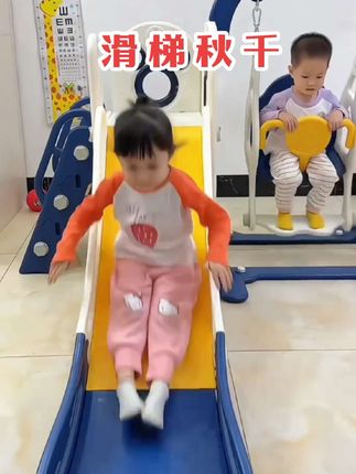 #我要上热门 家里有个三合一的 #秋千滑梯组合 真的太好了,可以荡秋干、滑滑梯和投篮,不能出门的天气,在家玩地也很开心,还能大运动消耗体能#母婴好物 #带娃好物 #宝妈带娃解放双手