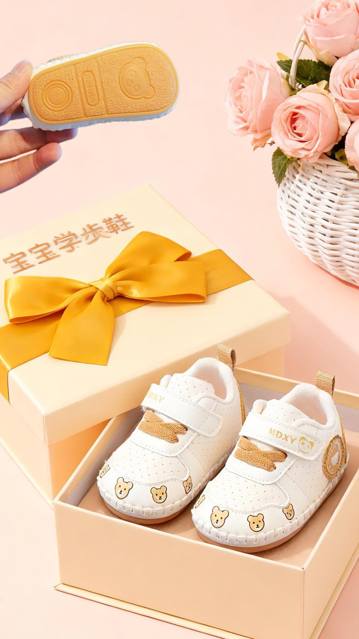 婴儿宝宝软底防滑学步鞋。我的宝贝会走路啦 未来的路上:难免跌跌撞撞 清你勇敢向前♪ 麻麻会默默陪伴~给你力量#学步鞋 #宝宝鞋子推荐 #萌娃 #带娃出门 @抖加🔥上热门🔥dou+🔥热点宝