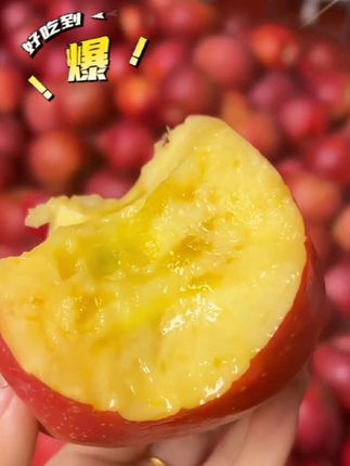 谁能想到那么丑的苹果居然可以这么好吃啊,果农现摘现发新鲜到家,个大饱满鲜灵灵的,皮薄肉厚一口下去脆嫩爽口果肉细腻无渣,满满的溏心,吃一口就爱上啦!!#新鲜应季水果 #冰糖心苹果 #口感特别好 #谁懂这一口的好吃程度 #快来一起尝个鲜