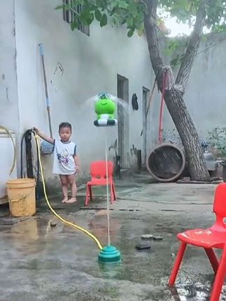 飞天喷水小火箭玩具 夏天喜欢玩水的小朋友,可以入手这款喷水小火箭,只需连接水龙头就能玩#飞天喷水小火箭#儿童玩具#夏天玩水