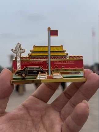 💥把北京的记忆“贴”回家!谁懂啊!这枚冰箱贴把家国情怀焊在生活里了,金属质感超绝,拿在手里沉甸甸的很有分量。#纪念章 #冰箱贴#不忘初心 #热爱祖国 #我爱我的祖国