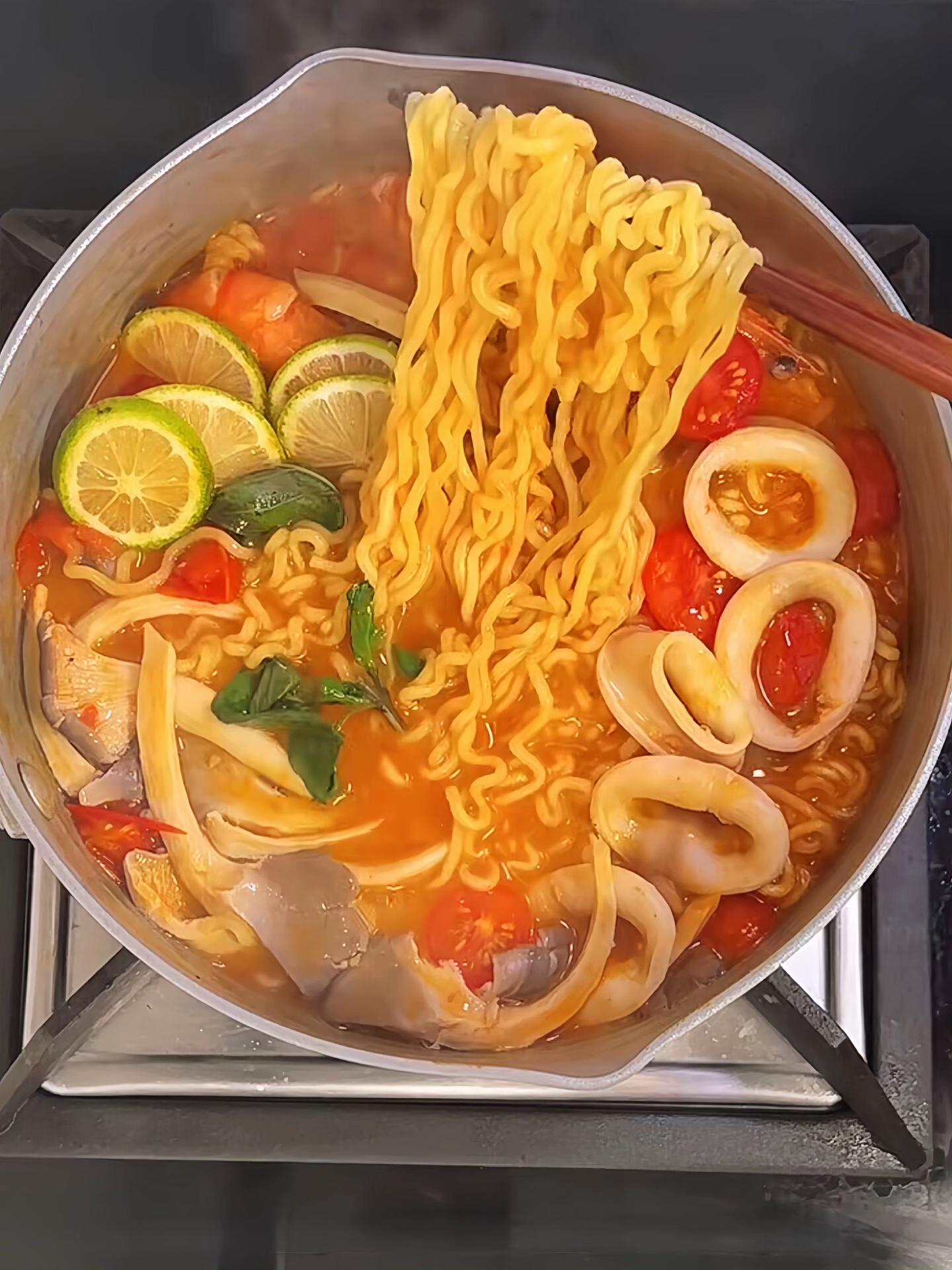 半夜饿的睡不着,于是转身向厨房走去🍜就有了这一碗冬阴功泡面#深夜偷吃 #冬阴功泡面 #这个真的太好吃了