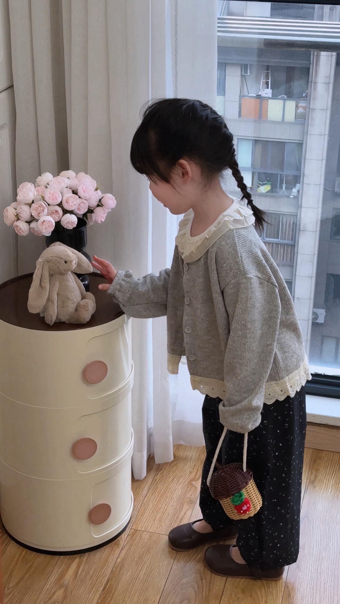 悄悄变小的衣服 越买越大的鞋子每天都在盼着你长大 又舍不得你长大 盼着你能独立前行 又担心世间的坑坑洼洼可时间它不听我的话它在悄悄制造一个分岔 你正在出发 而我只能马不停蹄的爱你马不停蹄的收集你成长的每一个画面 趁你还在我的怀里趁我还是你的全世界#当妈之后 #当妈后的真实感受 #生女儿就要这样穿 #生女儿就是用来打扮的 #女童秋装套装