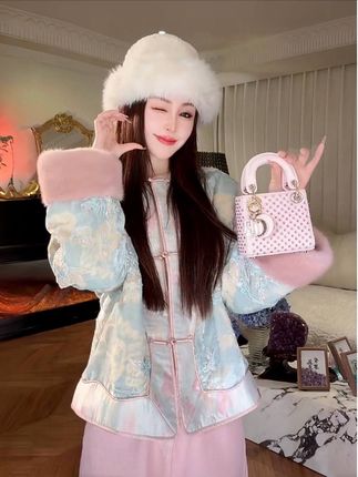 这件衣服就像冬日里的一抹暖阳,温暖又耀眼#穿搭 #显瘦穿搭 #强烈推荐