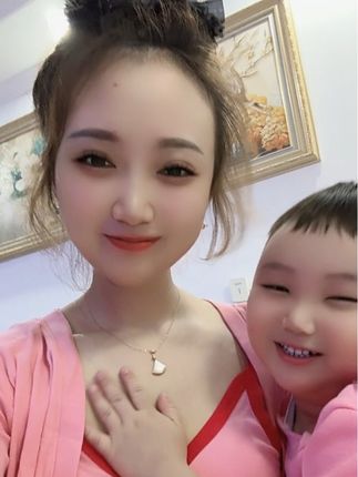 单亲不影响孩子的性格,影响孩子性格的是争吵,是穷,是无爱,我的孩子也不可怜,他被我养的很好,不比别人差什么,我给他无条件的爱与保护,责任与爱一直都在,他没有偷走我的人生,他的到来告诉我,要好好过这段人生我永远为你来到我生命中,而感到无比的幸福,外界的任何声音如果能够影响你,那是你自已没有你自已的主见,世间的人应该多一点善良去评价单亲,也不必带着有色眼镜看待单亲。#单亲妈妈 #单亲妈妈带着孩子