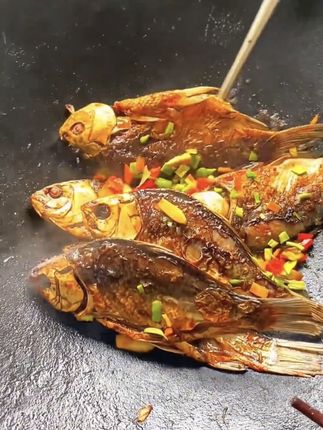 咸鲫鱼干炒辣椒,就这个菜你们能喝几杯#太好吃了 #下酒菜 #乡村美食#鲫鱼