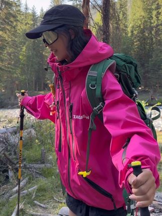 为什么徒步登山要穿的亮一点,因为好看出片,安全好被救援发现。所以这个树莓粉主推 #新疆 #喀纳斯 #户外徒步 #ZACHARIAH山野之行 #ZACHARIAH冲锋衣