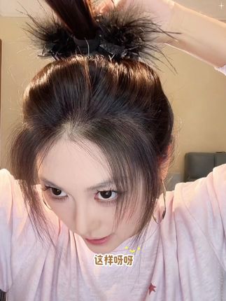 姐妹们,不管头发多头发少,都能用这款羽毛抓夹,别再披头散发的了,没气质!精致的女孩子都需要一个羽毛发夹的加持!!#精致女人必备 #美出高级感 #羽毛抓夹 #喷泉高马尾 #简单好看发型