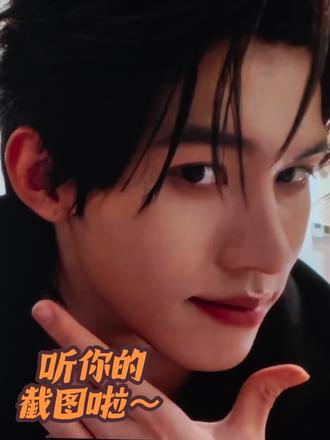 听你的,截图啦~ 是努力的真诚的美貌的高嘉辉啊~~ 画功进步不是一星半点呢!最关键,这样一张冲击力满满的脸出现在大屏幕的时候,心跳都会漏掉几拍啊~~ 好想拥有 @云旗Yunqi 的画作啊啊啊~~~ #云旗 #高嘉辉 #云旗演唱会 #怼脸颜值杀 #云旗港风 香港场真的管太严了,全场不停有工作人员巡查,不给用脚架。全程手持,又是第一次用VIVO,尽力了~~
