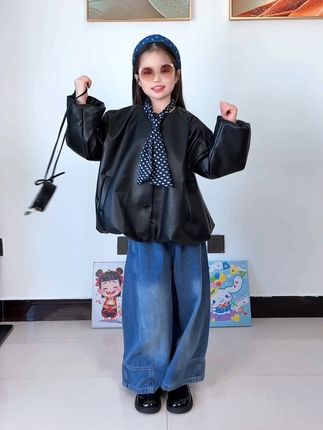 虽然她小小的 但是她是我情绪的疏导者 是我细碎生活里的一道光 我没想到小小的她 有一天也会是我的好朋友#我的女孩👧🏻 #高品质童装 #生女儿就是用来打扮的 #潮童穿搭 #女童外套推荐