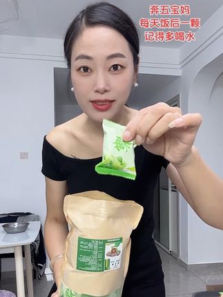 平时烧烤 火锅不忌口,还好我有这款加强版的~酵素梅~真的很👍,我通常都是饭后半小时来上一颗,然后再喝一大杯温水!果大肉厚,酸酸甜甜的,好吃也不要贪吃哦,餐后一次一颗就够了,真的很给力!你们也来试试吧!#酵素梅#青梅#软糯香甜#亲测分享 #仙女必备