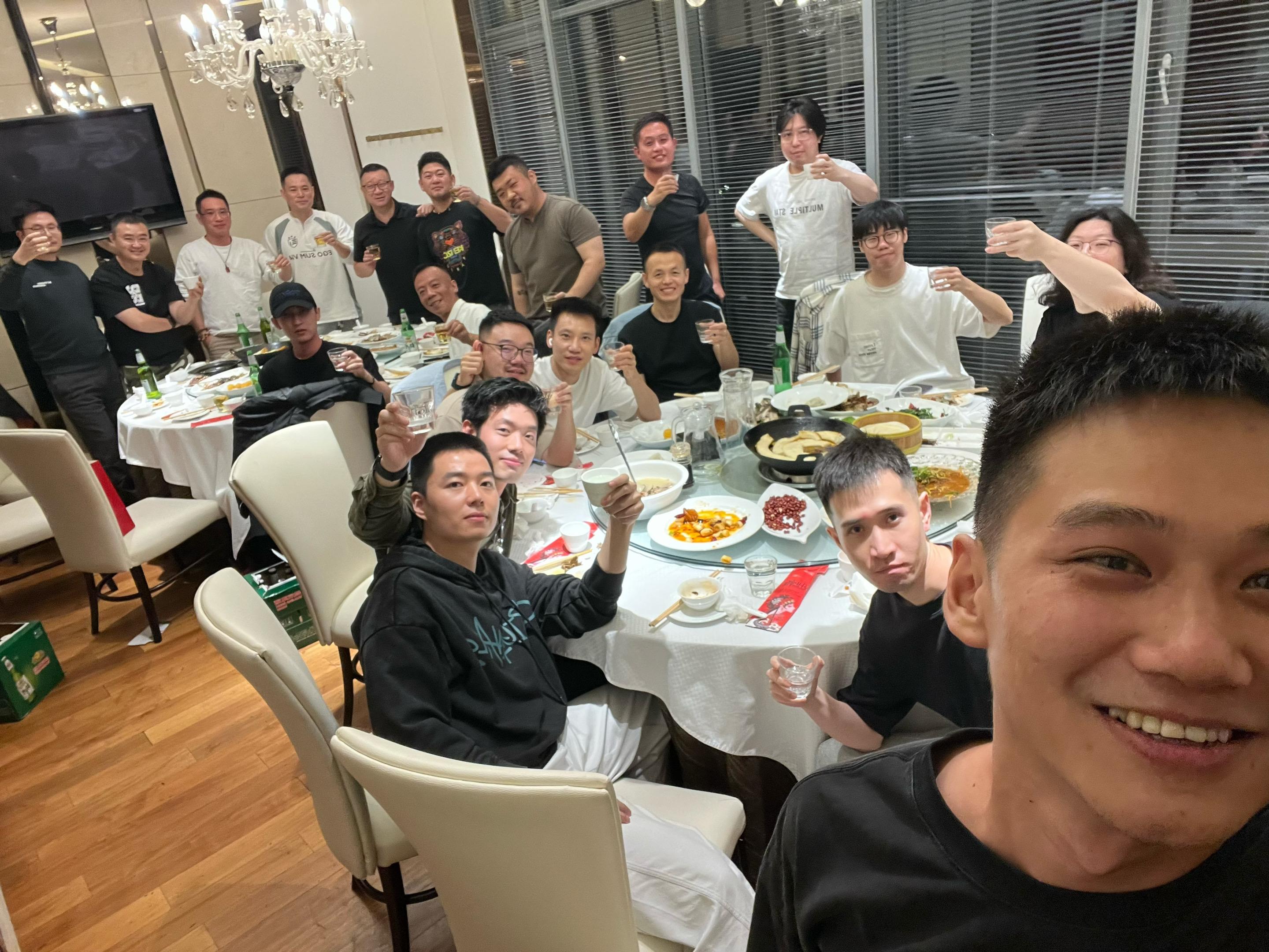 昨晚,团队中秋聚餐,既有2005年就加入团队陪伴了我20年的创业伙伴,也有刚刚入职一周的新同事,一个新老融合的团队怀揣为🌈服务的梦想,共同开启了我的第二次创业,我告诉大家,只要我们的心与用户在一起,这家公司就有未来……我们陪伴着中国的🌈走过了20年,接下来的20年,我们继续走下去……@耿乐聊创业 @青宝健康 #创业路上的我们