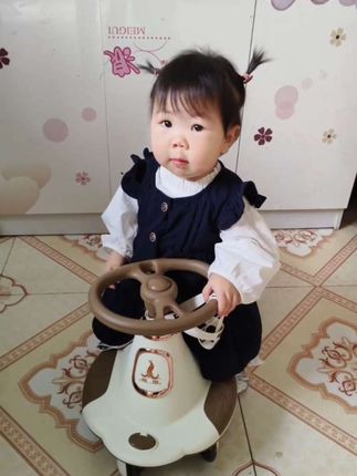 幸福有很多种 陪你长大就是其中一种 如果生活有开关 那你的出现就是一切幸福 承蒙你的出现 够我欢喜一辈子#我的女孩👧🏻 #萌娃穿搭 #生女儿就是用来打扮的 #创作者中心 #创作灵感