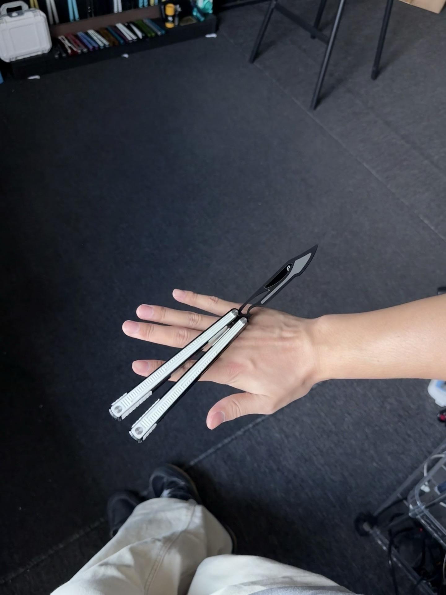 成功用实况捕捉了一只短停 会做的评论区跟上 #蝴蝶花式刀 #balisong