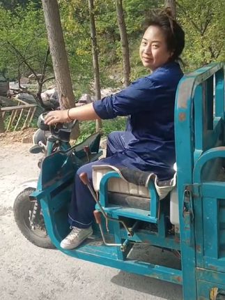 那些熬不出来的日子,黑暗里,除了自己谁能帮你挺过去,我去拉砖头,没三轮车,我姑父心疼我让我开走,第一次开不好,那天一人差点没刹住车,面对着妈妈不慌不忙的说,妈没事,毕竟闺女长大独立啦!