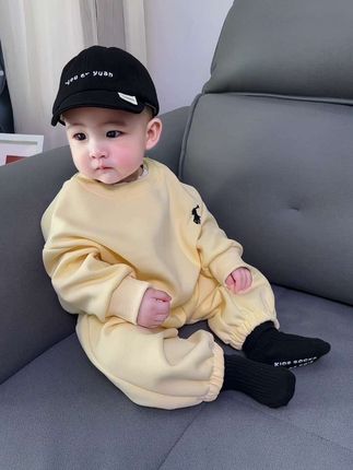 小朋友就该穿亮色啊~#萌娃穿搭 #人类幼崽又奶又酷穿搭 #高品质童装 #早秋穿搭公式来了 #轻松解锁秋季穿搭