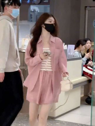 #休闲减龄穿搭 快来试试这个专为微胖姐妹设计的防晒三件套,整体采用简约设计,穿着非常舒服,而且还有透气网。#面料舒适透气 #显瘦遮肉 #夏日度假穿出清凉感 #五一出游穿搭
