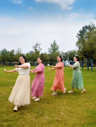 树叶飘落枝头,随着风儿游走,在这金秋时节里,祝朋友们健康平安!#我和我的集美们