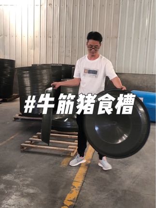 牛筋猪食槽 给保育猪专用的牛筋猪槽,熟料加工制作,耐摔耐踩,感兴趣看过来#牛筋猪槽#牛筋食槽#保育食槽#猪槽#料槽