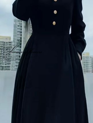 小众polo领纽扣长袖收腰显瘦连衣裙,#时尚显瘦 #谁穿谁漂亮