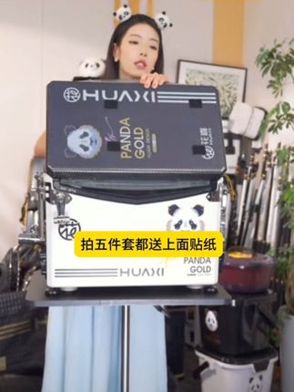 这才是钓鱼佬该有的钓鱼箱!它不仅容量大,而且还是高坐姿设计,再也不用担心被钓友嘲笑窝囊了。更重要的是,它非常结实,怎么折腾都不会坏,就算不小心掉进河里,也能浮起来,轻松救急。有了它,不管是新手还是老手,男女都好用。#钓箱 #花喜钓具#花喜钓箱推荐#钓鱼人的快乐