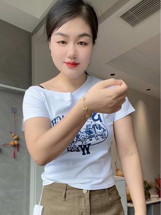 姐妹们快看我手上这条超美的手链,镭射的五花手链,十分精巧,无论搭配什么衣服都很好看#手链