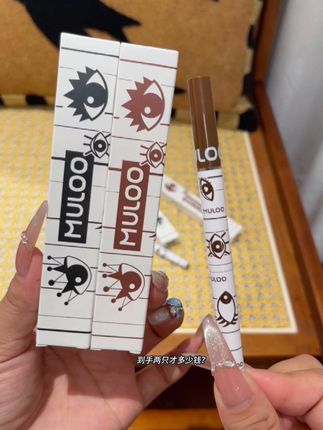 姐妹们快来啊!目录眼线笔来放大招了,这个价居然到手2支呢!而且出墨丝滑流畅不晕染,真的爱了!#眼线笔 #眼妆 #平价彩妆 #仙女必备 #学生党