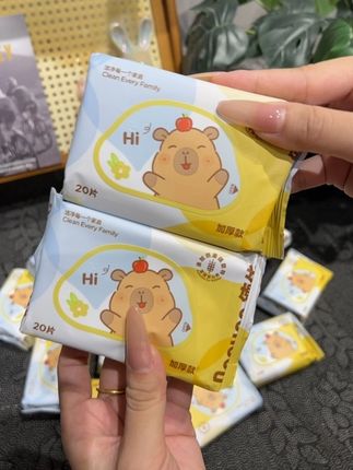 假期出去旅游一定得备上#德佑湿巾 ,一包足足二十抽刚好够用!现在新品活动价贼便宜!真的可以薅#湿巾 #假期 #婴儿手口湿巾