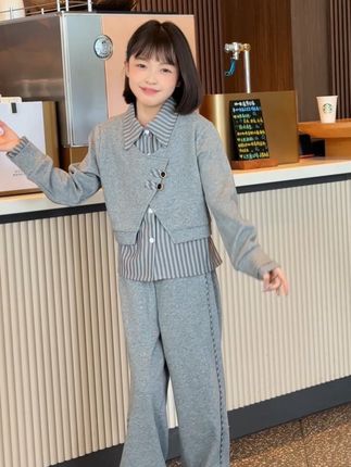 买了买了,就一个女儿,衬衫假两件套装上身太好看了,别人有的咱也要有#女童穿搭 #高品质童装 #生女儿就要这样穿 #中大童女孩衣服推荐 #女童套装