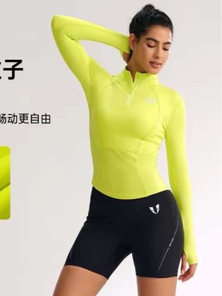 冬天想要穿的暖和又不想显胖的姐妹们看过来了!这件马甲线加绒运动上衣真的太绝了,它是修身的版型还是半拉链的设计,既能锁住温度又能显瘦,而且还是紧身长袖,特别适合户外跑步的时候穿。#显瘦穿搭 #面料柔软舒适 #秋冬穿搭 #不挑年龄不挑身材 #内搭外穿都好看