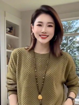 这款上衣版型宽松舒适。有多个颜色可选,适合日常穿搭,搭配牛仔裤等很显休闲气质,是不错的穿搭单品。#和闺蜜的同频穿搭#H型身材的邪修穿搭#早秋不费力显贵穿搭#早秋高智感职场穿搭 #早秋显身材平价上衣合集#减龄显瘦穿搭