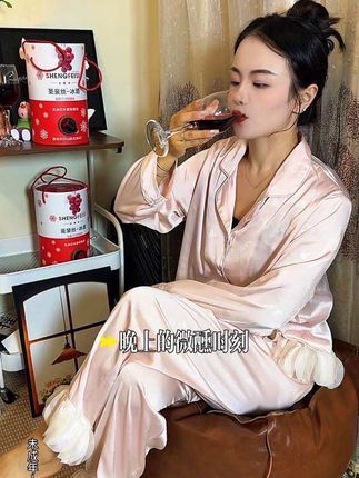 自从喝过这个,每天晚上都会来一杯,特别喜欢这种微醺的感觉,想喝又感觉别的喝不下的女生一定要去试试这个,微甜很好入口,特别适合女生喝#红酒 #圣斐丝 #微醺时刻 #冰葡萄酒 #中秋送礼佳品