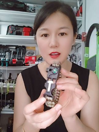 户外登山野营五合一手链,七芯伞绳编织结实。集求生哨、打火石、切割器等功能于一身,应急时刻靠谱。轻便易戴不碍事,日常是个性手绳,遇险秒变救生器。户外党人手一条,安全感拉满,让探险更安心!#户外求生装备 #多功能救生手链 #登山必备神器 #伞绳编织手绳 #野营安全好物