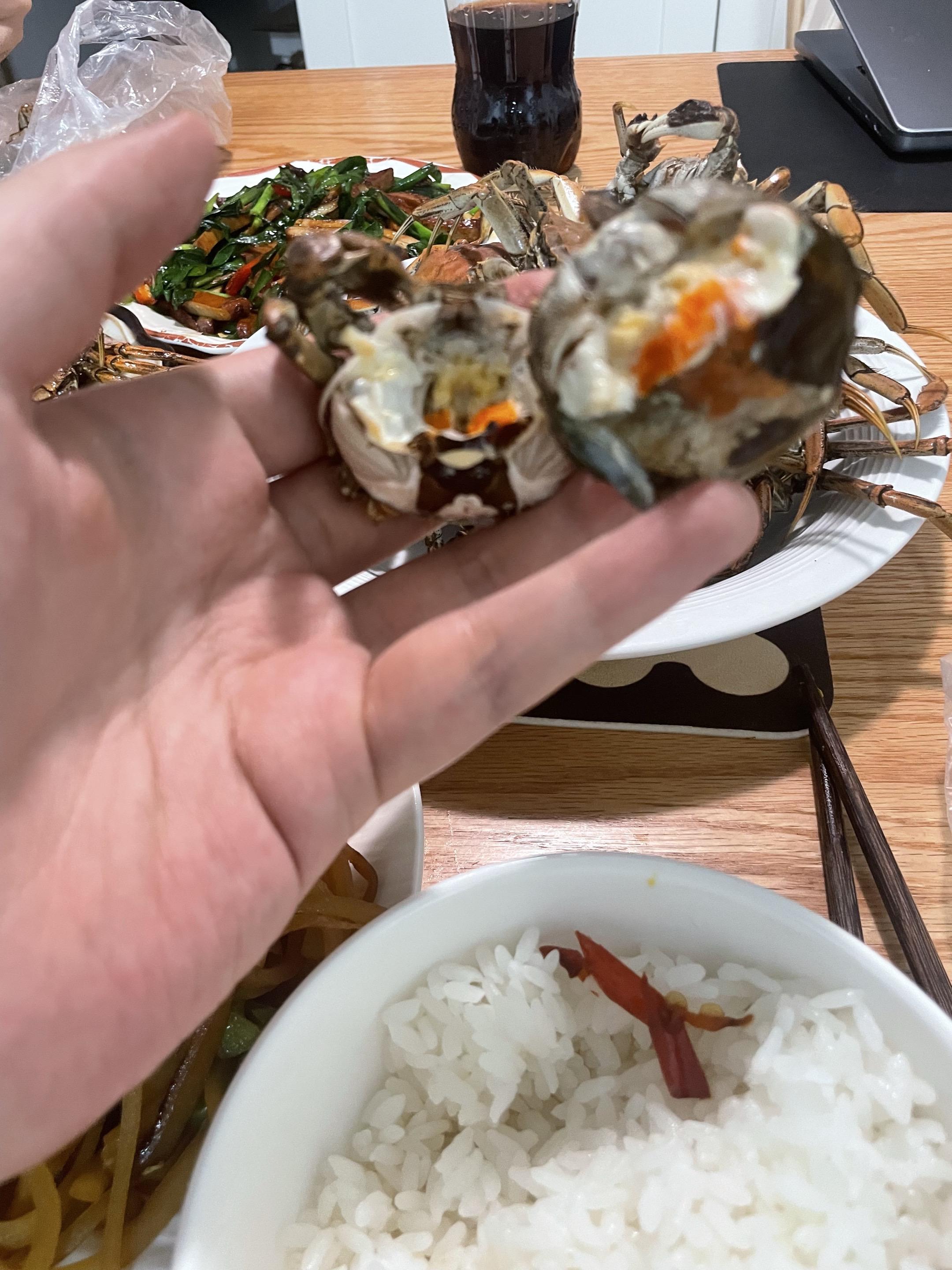 新鲜度:收到之后没一个死的 性价比:放心买 真的惊艳到我了 这正宗盘锦河蟹,黄老多了,每一个死蟹,收到之后都活蹦乱跳,浙江这边一天就到了,中午到晚上吃竟然也没有死的,做了两种吃法,每一只都是满黄,良心宝藏店铺,如果你发现这个店铺可以提前恭喜你了,因为你不会踩雷,少走了很多弯路