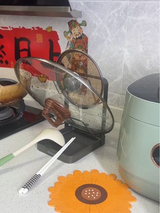 意可可家这款锅盖置物架咱们做饭途中各种大小的锅盖都可以收纳,下面还可以放汤勺锅铲很方便#锅盖置物架 #锅盖架 #锅盖架自带沥水盘 #厨房好物