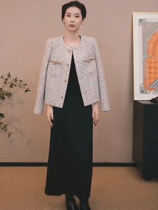 #半身裙 天呐,这条纯色半身裙也太懂显瘦了吧!简约纯色不挑人,宽松版型藏肉一绝,穿上秒变纸片腰~ 时尚感拉满还巨百搭,搭T恤是随性少女,配针织衫是温柔姐姐,日常出街、上班穿都可,闭眼入!#秋冬穿搭 #半身裙搭配 #显瘦穿搭 #高级感穿搭