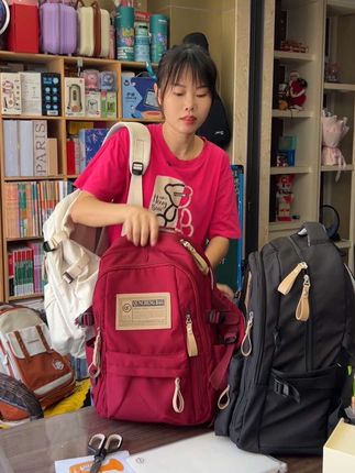 等到快开学再买书包就太贵了,我当九年陪读妈妈,都喜欢放暑假,入手书包,这种超大容量,书包,小学生,初中生,高中生都能用,旅行双肩包现在文具淡季活动这个书包,现在入手是真的好实惠!#书包#双肩包#旅行包#双旦#文具安利