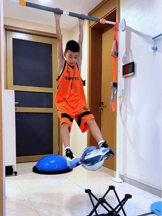 玩单杠好处居然这么多 运动也可以很快乐呀!快乐中锻炼!好处这么多: • 促进生长:拉伸脊柱、刺激下肢骨骼,助力孩子发挥身高潜力。 • 纠正体态:强化背部和肩部肌肉,改善含胸、驼背等问题。 • 提升体能:锻炼手臂力量与核心稳定性,增强身体协调性和耐力。#居家锻练 #单杠 #居家健身有新招 #单杠挑战