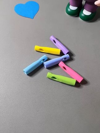 家里有小学生的,这个小东西千万别错过,它不仅是一个纠正握姿握笔器,还可以当作延长器和笔帽用,家里有三年级以下小朋友的,闭眼入!#文具安利#握笔器#纠正握姿#小学生必备