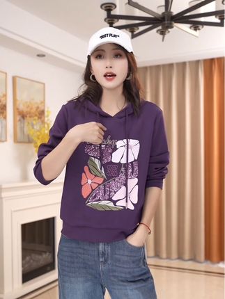 紫色卫衣,高贵且浪漫的颜色,谁穿谁好看 #减龄气质 #显瘦遮肉 #休闲减龄穿搭