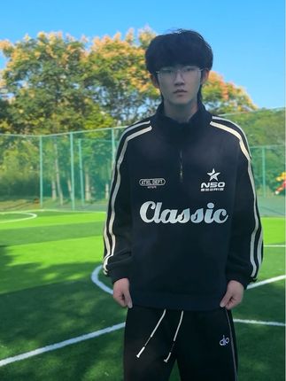 落肩版型藏肉显瘦,单穿内搭都合适,配牛仔裤、运动裤秒出效果。#加绒厚卫衣#时尚穿搭#卫衣穿搭#秋季穿搭