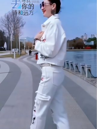 白色牛仔套装~通勤,逛街一套搞定! 白色牛仔套装#减龄显瘦穿搭 #今年最流行穿搭 #休闲百搭 #女神范 视频同款白色牛仔套装点击下方小黄车直接购买即可