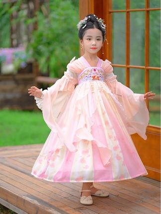 今日份汉服小仙子上线~淡粉色齐胸襦裙缀着缠枝莲刺绣,广袖边缘绣着细碎银线,女儿提着裙摆走过庭院,风拂过裙裾时,像把春日的桃花瓣都裹进了衣裳里,连脚步都变得轻柔起来~#女童连衣裙#女童公主裙