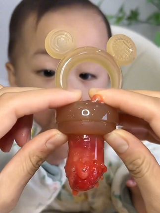宝宝吃果蔬的好帮手来啦🥳 欧宝宝造型🐻 抓握轻松。把水果、果蔬放进咬咬乐,宝宝啃咬间就能摄取营养,让水果相伴,助力营养均衡~给宝宝辅食添加添点趣味,放心购👉 开启健康美味小食光✨#宝宝吃果蔬的好帮手#妈妈的选择