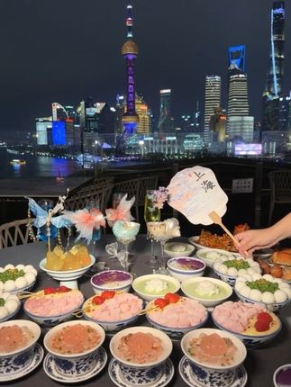 国庆快带好朋友来上海 对着外滩江景吃蟹黄面!! #国庆 #蟹黄面 #外滩