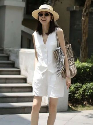 夏季极简风,清冷感亚麻白色马甲慵懒风棉麻短裤,气质时尚套装两件套。#夏季穿搭 #亚麻套装 #慵懒风穿搭 #清冷感 #气质时尚