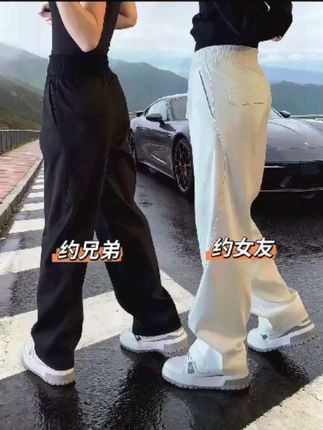 小宇之前穿裤子总踩雷:紧身裤显腿粗,直筒裤没特色,商务款又太死板。直到入手2025秋季新款这条阔腿堆堆裤,瞬间打开新世界。版型宽松不压身,堆堆设计自带痞帅感,商务场合搭衬衫不违和,日常配T恤也超潮。关键百搭不挑身材,久坐也不闷裆。现在他上班、约会、和兄弟聚会都穿它,朋友调侃他“一条裤子走天下”,他笑说:“这叫精准拿捏秋冬潮男密码,懒癌男生的穿搭救星就是它!”#男士休闲裤#时尚百搭#高级感穿搭 #谁穿谁好看系列